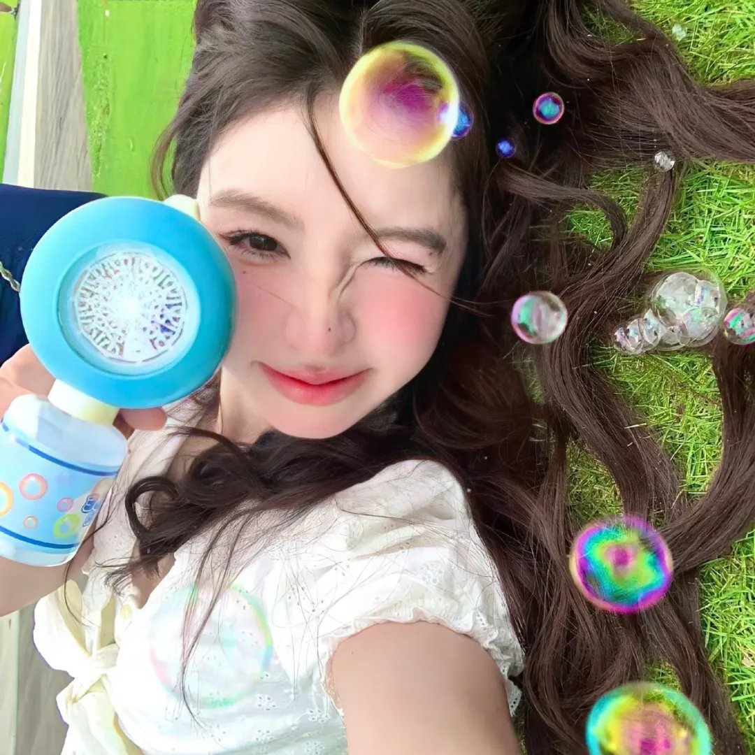 坐在酒吧里吃蛋糕